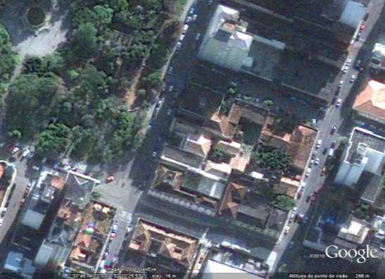 Figura 1 - Vista aérea do Casarão 2 fonte Google earth Construção em U, com duas de suas fachadas voltadas para rua e pátio interno. Fachada principal do edifício com orientação oeste.