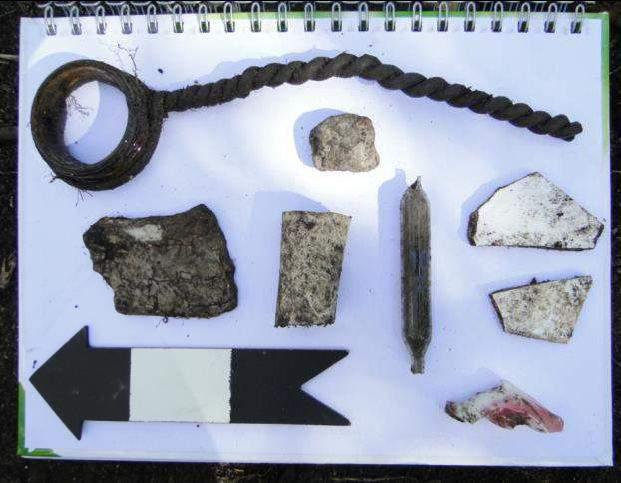 O material encontrado em superfície foram fragmentos atuais de vidro, borracha, plástico, ferro e frascos de remédio (Foto 04).