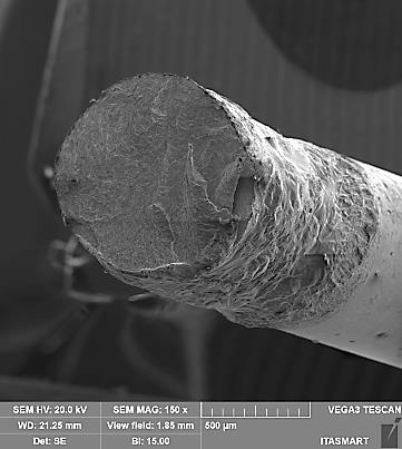 A microscopia eletrônica de varredura foi empregada para analisar as superfícies de fratura dos fios
