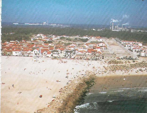 A Aldeia da praia da Leirosa, está situada na margem esquerda do Mondego, a 7 km da Marinha das Ondas (sede da Freguesia), ficando no extremo sul do Concelho da Figueira da Foz.