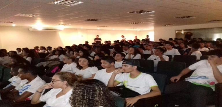 Este projeto de extensão tem o objetivo de desenvolver o modo de pensar dos estudantes a se tornarem críticos, criativos e