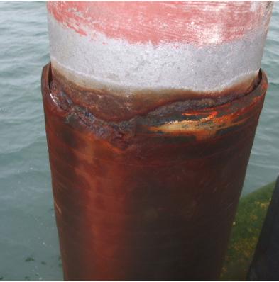 TUBOS DE ELEVAÇÃO Revestimentos de borracha não oferecem proteção permanente e tendem a deteriorar após alguns anos em serviço com água do mar causando oxidação do aço sob o revestimento.