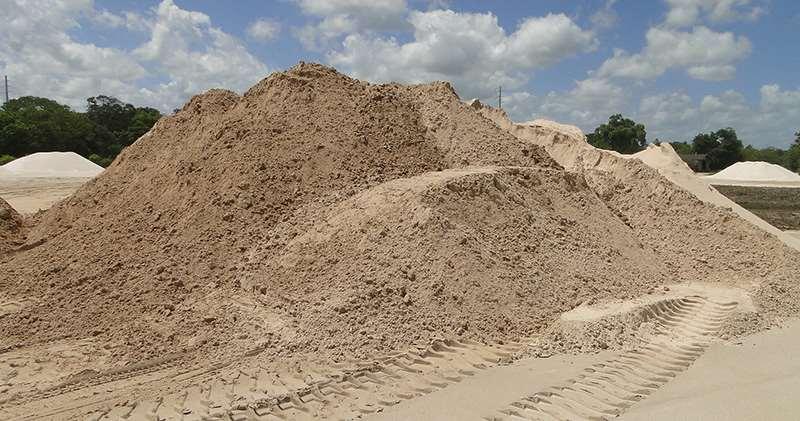 Areia: A areia é um agregado miúdo que pode ser encontrado em leitos de rios, depósitos eólicos, bancos e cavas ou pode ser originado de processos artificiais como a britagem.