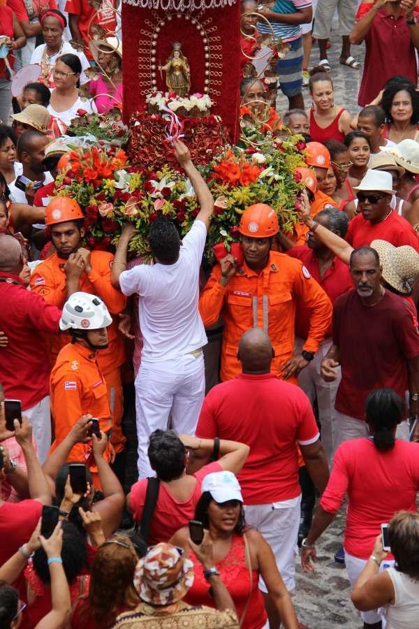 5 Santa Bárbara e devotos, no pátio do Quartel dos Bombeiros,