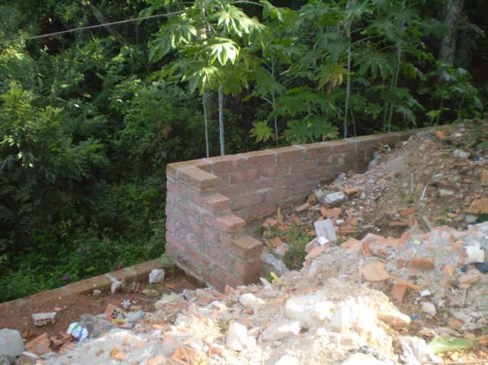 Área dentro do canteiro sem proteção contra queda de nível.