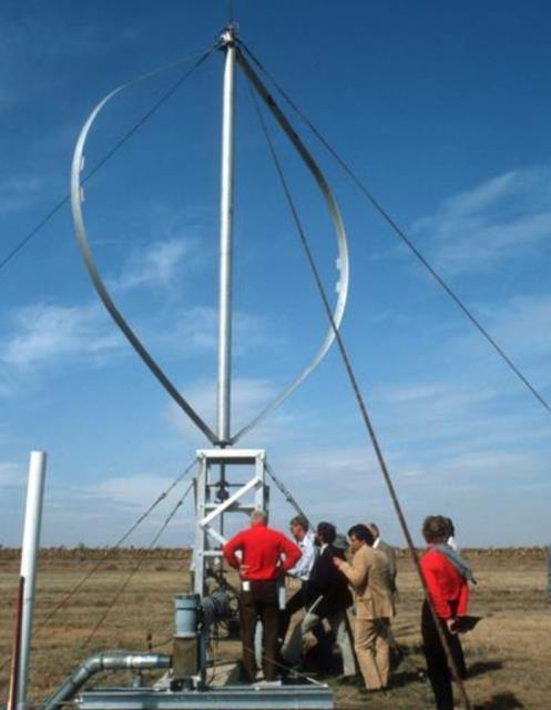 Figura 2.15 - Exemplo de uso de cabos de fixação em turbina Darrieus em Canyon, Texas (EUA) Fonte: http://www.wind-works.org/cms/index.php?
