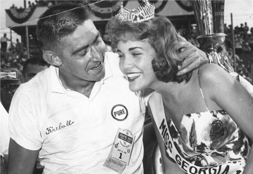 Fireball Roberts, o 1º vencedor em Atlanta pela NASCAR e a Miss Georgia em 1960 As corridas em Atlanta são nomeadas por milhagem.