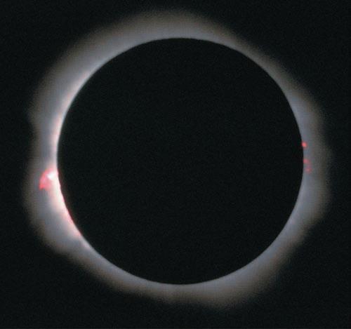 Estrutura Solar Cromosfera 1.600 km A Cromosfera é considerada a parte inferior da atmosfera solar, são os ~1600 km que seguem em cima da fotosfera. A sua intensidade é 10^-4 vezes a da fotosfera, i.