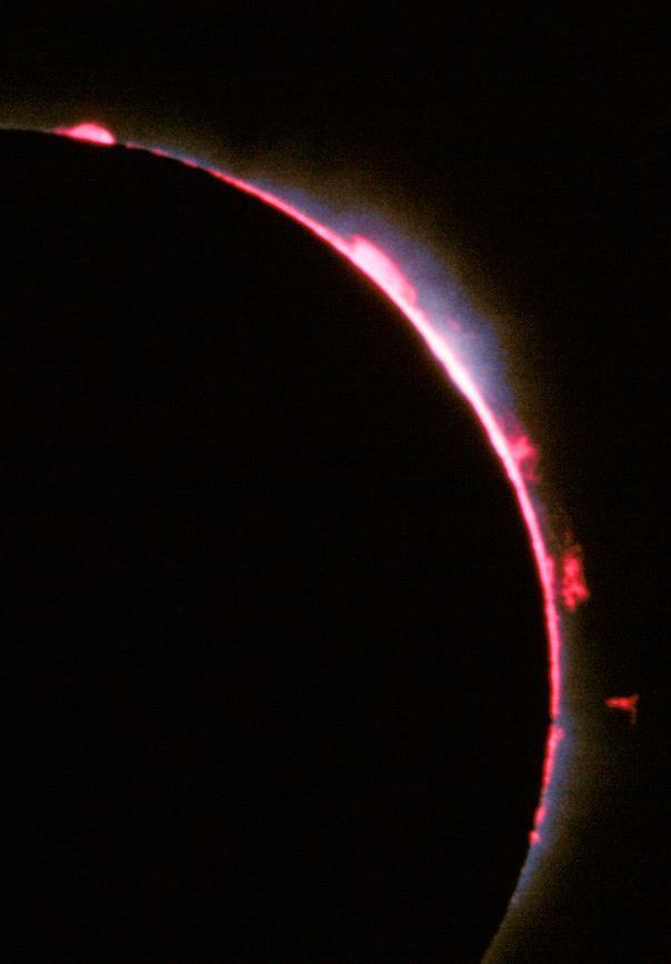 Estrutura Solar Cromosfera 1.600 km A Cromosfera não é tranquila. Há supergranulações, similares às granulações mas com dimensões de 30.000 km. Também aparecem as espículas.