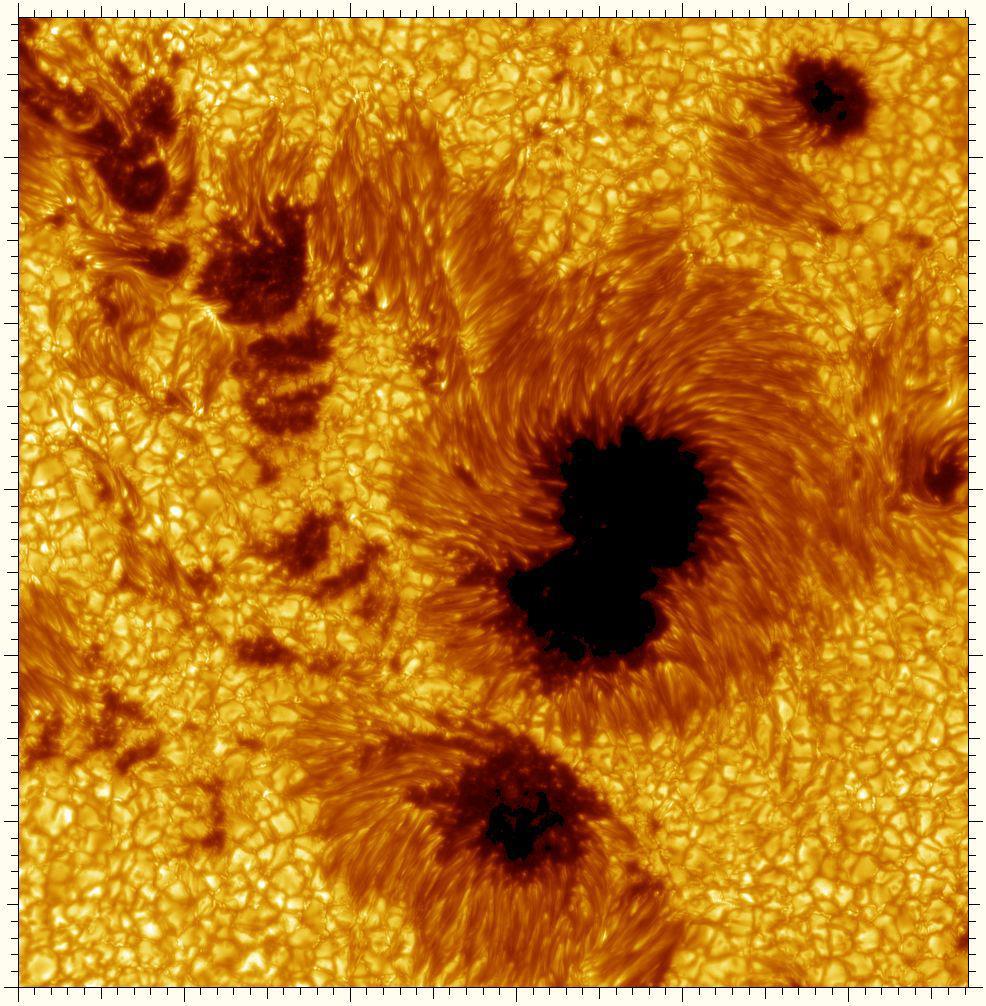 Atividade Solar Manchas Solares As manchas solares consistem de uma parte escura, a umbra e uma menos escura em torno, com estrutura de filamentos, a penumbra, região um pouco mais clara e com