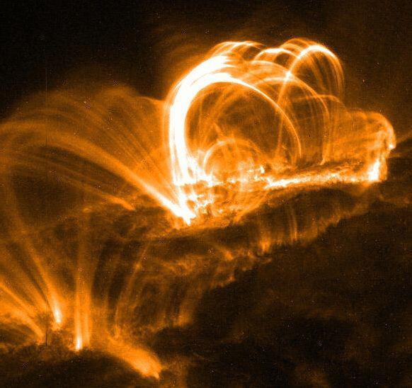 Atividade Solar Erupções Solares (Flares) Flares (explosões) solares: Resultantes de instabilidades magnéticas (quando linhas de polaridade oposta se aniquilam e reconectam) causando liberação