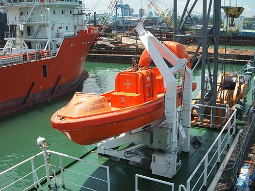 Embarcações de Sobrevivência Rígidas (Baleeiras) Com exceção dos meios secundários de lançamento para as embarcações de queda livre, cada equipamento de lançamento deverá ser disposto de modo que a