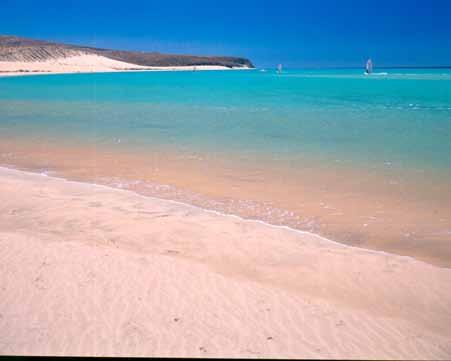 Corralejo (Fuerteventura) Na primeira linha de praia com vista para as ilhas de Lobos e Lanzarote, a 100 m. do Parque Natural de las Dunas e a 750 m. do centro de Corralejo.