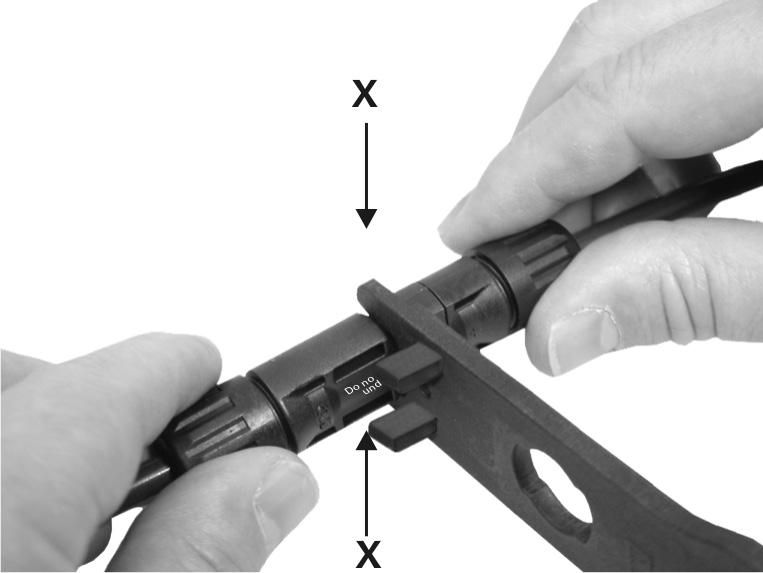 20) Ligar as partes do acoplamento do cabo até ficarem encaixadas no lugar. Verificar se estão bem presas puxando pelo acoplamento do cabo.
