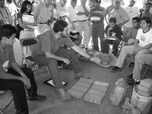 A B Figura 2.- Foto A, Arq. Ariel Ruchansky, mostrando a tecnologia para teto de Cerâmica armada, na Oficina de transferência 10x10 Chiapas.