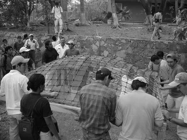 A B Figura 3.- Foto A, Sistema de teto Abóbada de Argamassa Armada na oficina 10x10 Chiapas. Ing, Luis leyva.