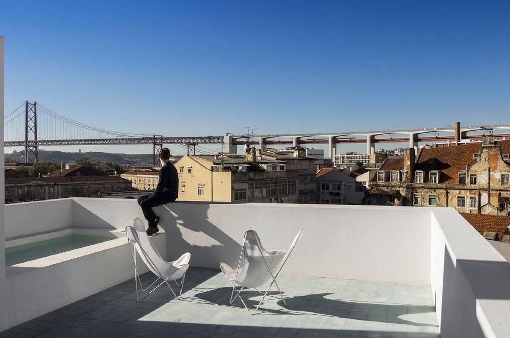 027 PRAZERES TERRAÇO O projeto consiste na reabilitação de um edifício devoluto e abandonado em Alcântara, Lisboa, numa rua com as caraterísticas semelhantes a muitas outras do tecido urbano