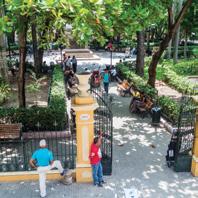 A praça, também conhecida como Parque de Bolívar, é um grande espaço urbano localizado no centro histórico de Cartagena das Índias, arborizado, com