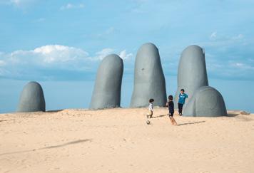 PELO MUNDO PUNTA DEL ESTE URUGUAY A 120 km de distância da capital, Montevidéu, Punta del Este é uma cidade ideal para quem gosta de explorar lugares novos batendo perna meio sem rumo.