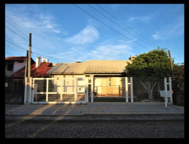 Rio da Várzea, nº 1918 Centro/Xangri-lá Casa há poucas quadras do mar, 4 dormitórios sendo 2 suítes, amplo living 2 ambientes com lareira, cozinha americana,