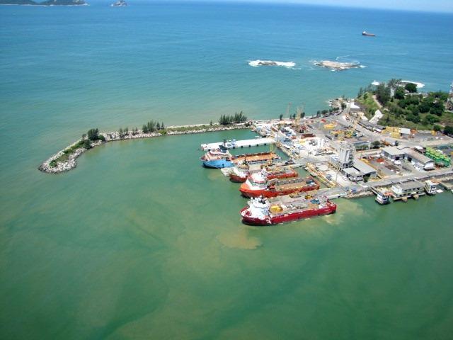 Os portos disponíveis para auxiliar a operação das embarcações de apoio na Bacia de Campos são os de Imbetiba (Macaé), Vitória e Rio de Janeiro, sendo o primeiro o que concentra a maior parte da