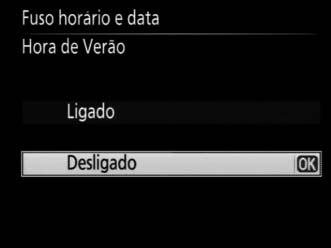 Depois de retirar a tampa da objectiva, rode o controlo de ajuste dióptrico até que as marcas de área AF estejam perfeitamente focadas.