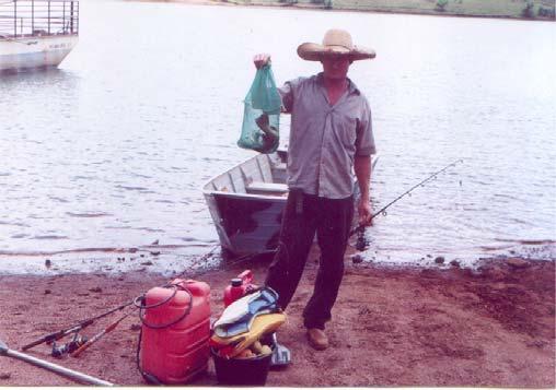 18) Pescador artesanal exibindo