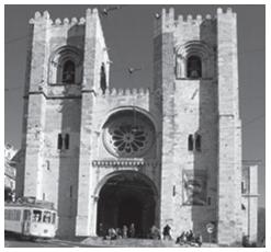 13. figura seguinte, à esquerda, é uma fotografia da Sé atedral de Lisboa, um dos monumentos mais antigos de Portugal.