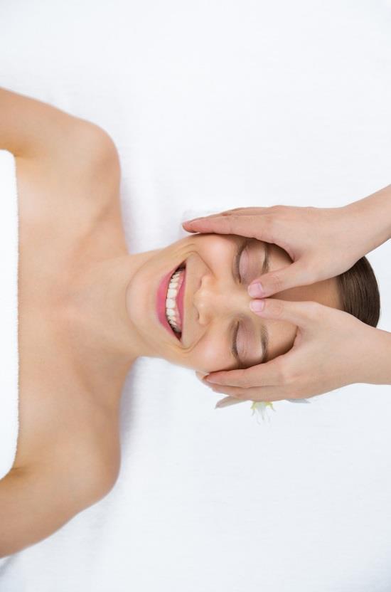 TRATAMENTO ROSTO E CABEÇA Massagem de Limpeza Orgânica Maharani/Maharaj com Frutas Massagem facial relaxante que limpa, tonifica e hidrata profundamente a pele.