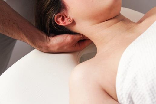 TRATAMENTO ROSTO E CABEÇA Massagem Capilar Maharani/Maharaj Massagem capilar que trabalha o couro cabeludo, pescoço e