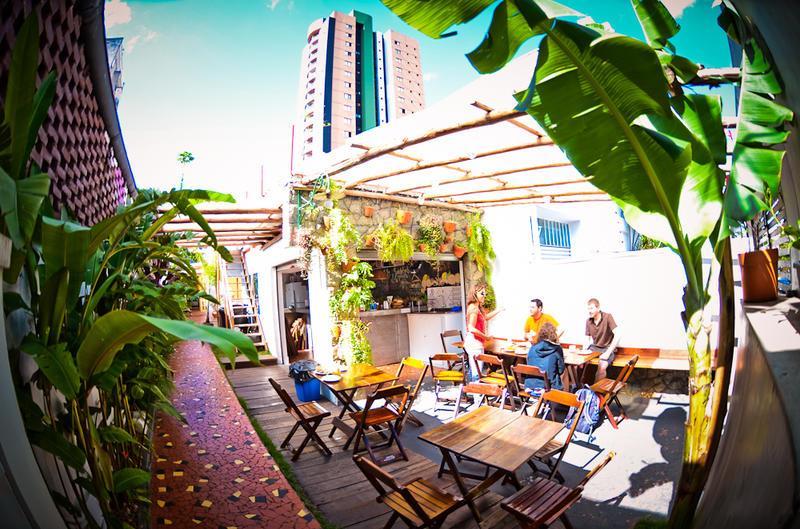 Ô de Casa Hostel Localizado na Vila Madalena, é um Hostel, um Bar e um Café com muitas opções de comidas e bebibdas.