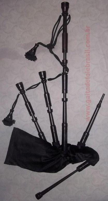 Great Highland Bagpipe Grande Gaita-de-Fole das Terras Altas (escocesa) feita em poliacetal Gaita GHB 1 Na Escócia há mais de um tipo de Gaita-de-Fole.