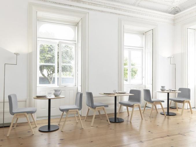 eu BISTRÔ Bistrô é uma mesa simples e útil com uma perna central, ideal para cafés ou restaurantes. A sua configuração permite uma maior economia de espaço e um maior conforto.