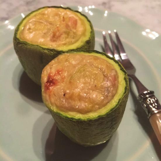 ABOBRINHA RECHEADA COM CREME DE BACALHAU Esta receita é outra opção para o almoço da Sexta-Feira Santa, usando o bacalhau ou o peixe de sua preferência.