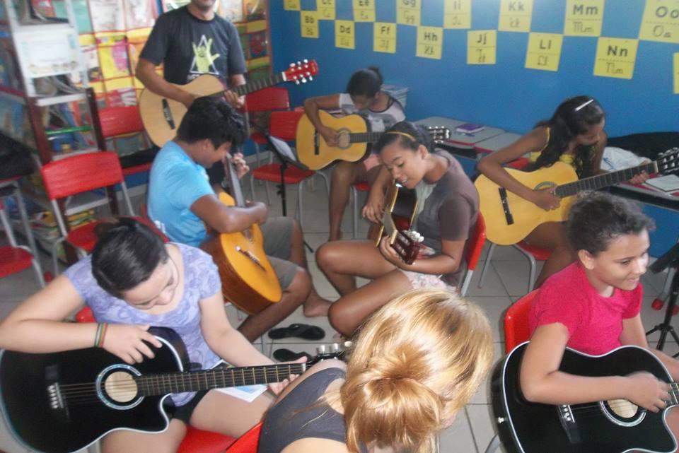 Aula de violão na Escola José