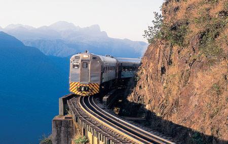 Transporte Ferroviário O sistema ferroviário paranaense desfruta de notável participação na vida econômica do estado.