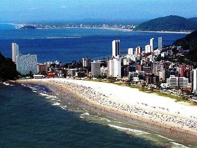 O quadro morfológico é dominado por superfícies planas dispostas a grande altitude, compondo planaltos escarpados formam as serras do Mar e Geral.