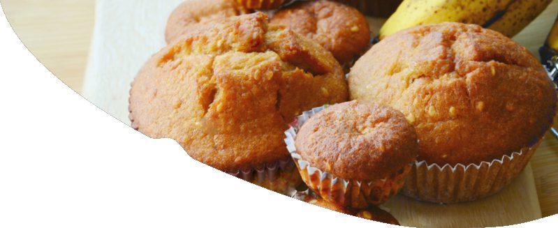 DOCES Muffin Proteico de Banana 4 unidades de banana prata 2 colheres de sopa de farinha e linhaça 175ml de leite de coco (bebida) 1 colher de sopa de óleo de coco 1 colher de sopa de aveia (flocos