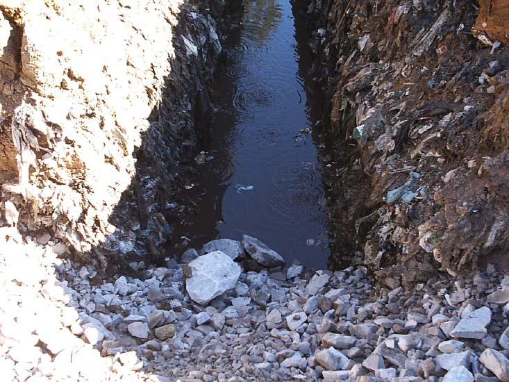 Detalhe da execução de um braço da trincheira drenante de percolados REFERÊNCIAS BIBLIOGRÁFICAS AZAMBUJA ENGENHARIA E GEOTECNIA Projeto de Readequação, Ampliação e Encerramento do Aterro Sanitário de