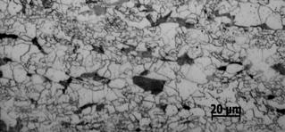 Na figura 50f parte da austenita retida se encontrava parcialmente decomposta em agregados de ferrita e cementita. Alguma morfologia próxima a lamelar pode ser detectada e destacada na figura 50i.