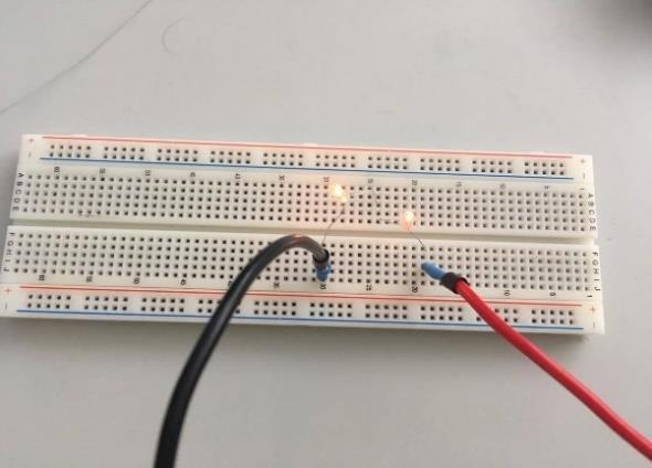 Ilustração 1 - Esquema circuito 2 Medições: Ilustração 7 - Circuito 3 experimental na breadboard Execução experimental/medições: Quanto às resistências das duas lâmpadas mediram-se os seguintes