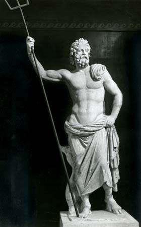 Poseidon é o deus do oceano, representado como um homem forte, com barbas e segurando sempre um tridente.