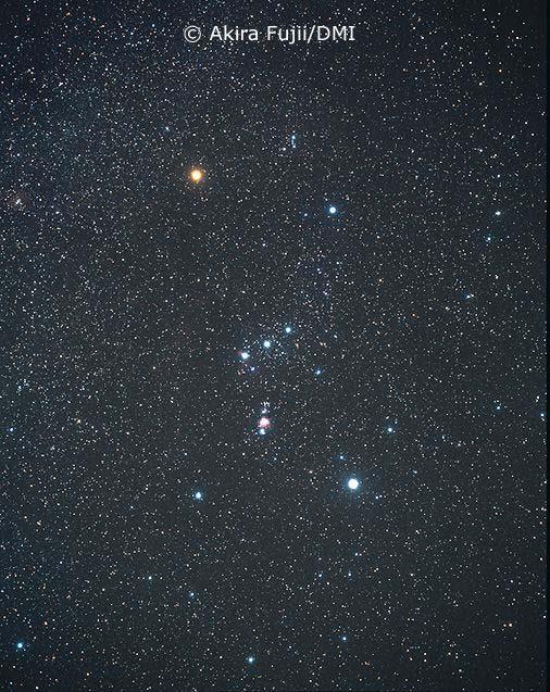 Uma constelação fácil de enxergar é Órion, mostrada na figura acima como é vista no hemisfério sul. Para identificá-la devemos localizar 3 estrelas próximas entre si, de mesmo brilho, e alinhadas.