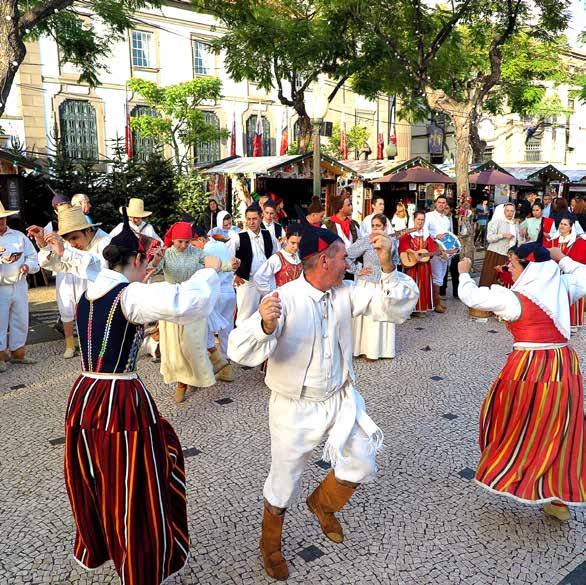 ATUAÇÕES DIVERSAS Desde o dia 1 de dezembro até ao dia 6 de janeiro, a baixa do Funchal enche-se de luz, cor e melodia.