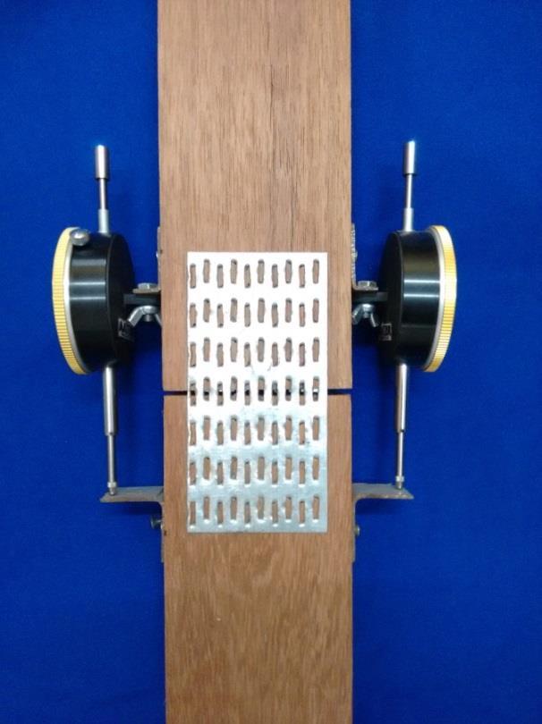 Figura 17 - Embutimento da CDE na madeira A deformação da ligação foi medida através de relógios