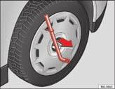 135 Retirar o tampão da roda Desmontar Introduza o gancho de extracção das ferramentas do local previsto para o efeito fig. 134. Extrair o tampão do cubo.