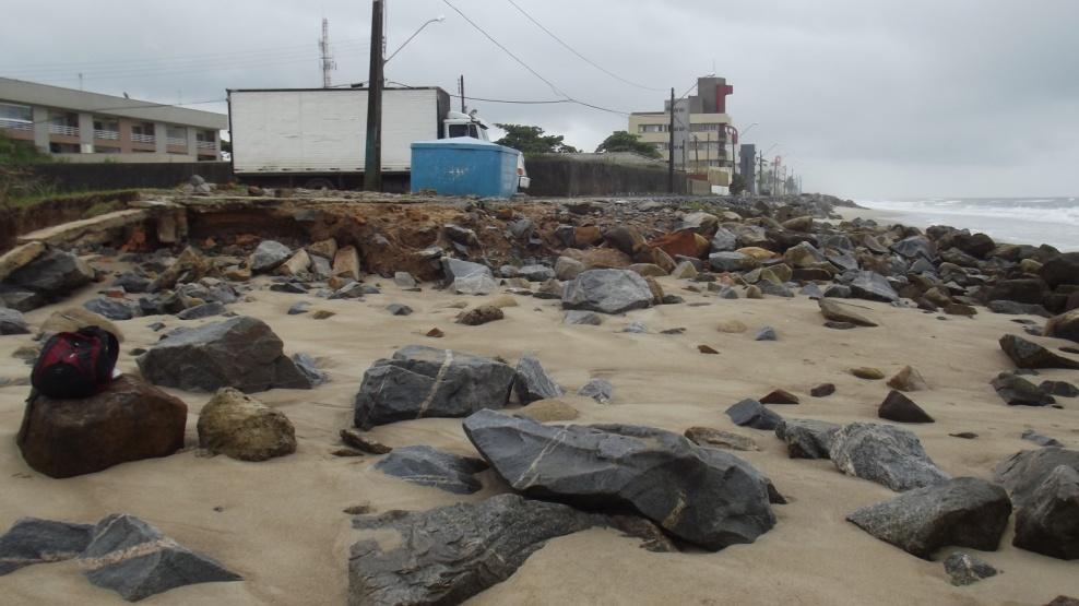 ou recuperar a praia por métodos flexíveis (engorda da faixa de areia).