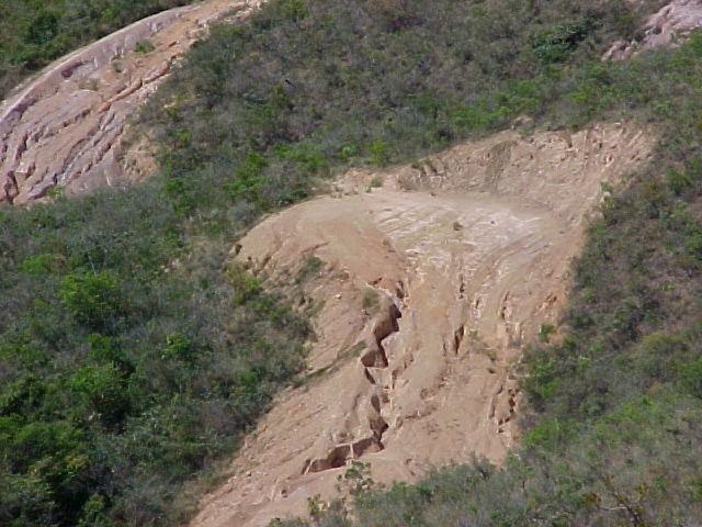 6 selagem, uma obstrução dos poros do solo pelo material mais fino, o que resuta numa redução da infiltração e no consequente aumento do fluxo de