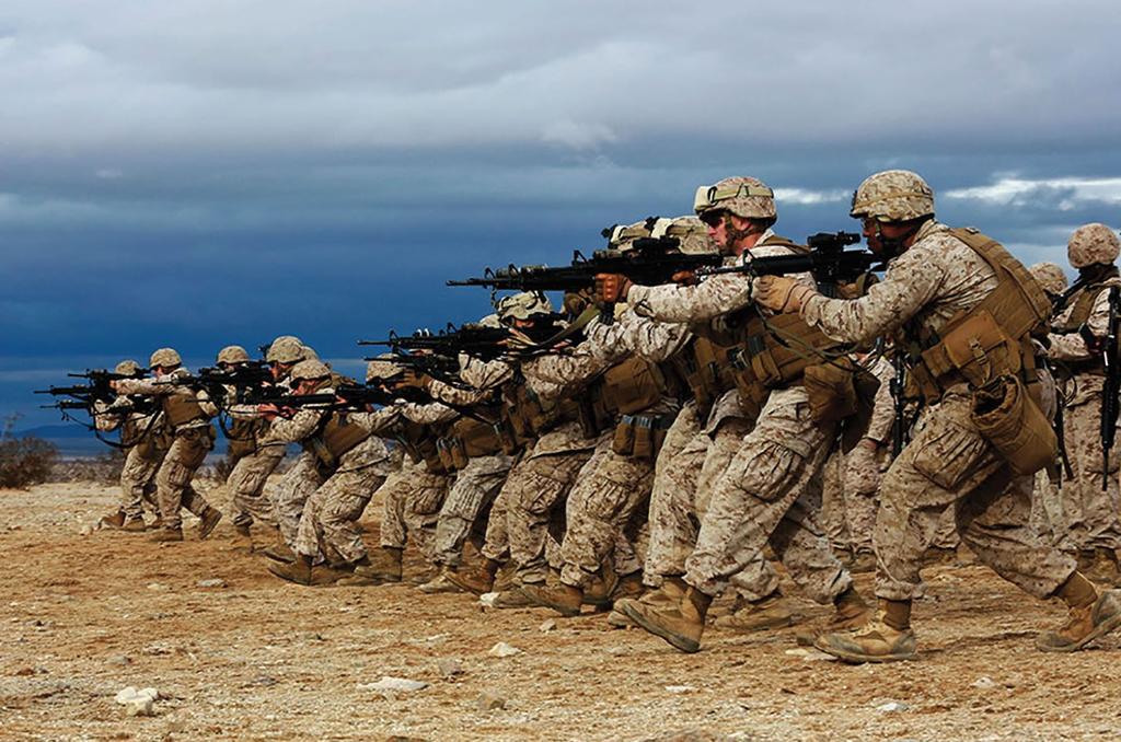 PROFISSÃO DAS ARMAS Fuzileiros Navais dos EUA ensaiam o combat gliding durante o Exercício de Treinamento Integrado 2-15, no Camp Wilson na Base Twentynine Palms, na Califórnia, Jan 2015 (CFN dos