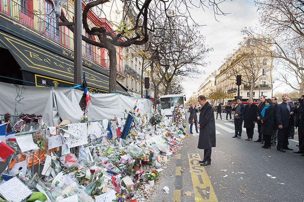 PROFISSÃO DAS ARMAS O Secretário-Geral Ban Ki-moon homenageia as vítimas do ataque terrorista em Paris (Nações Unidas/Eskinder Debebe) demandas de sangue e recursos financeiros do povo